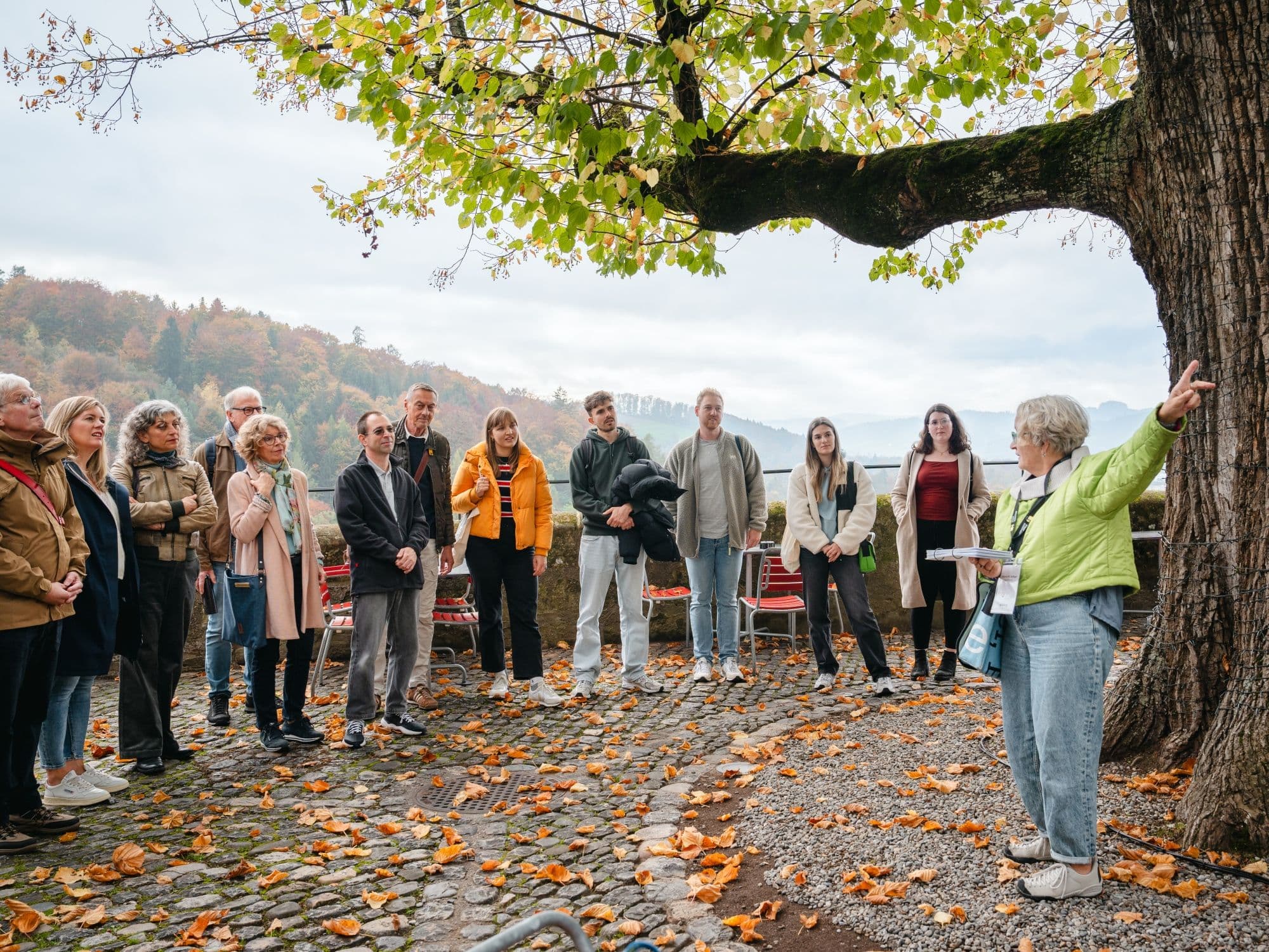 city-tour-burgdorf-group-on-castle-terrace-johanna-bern-welcome-2