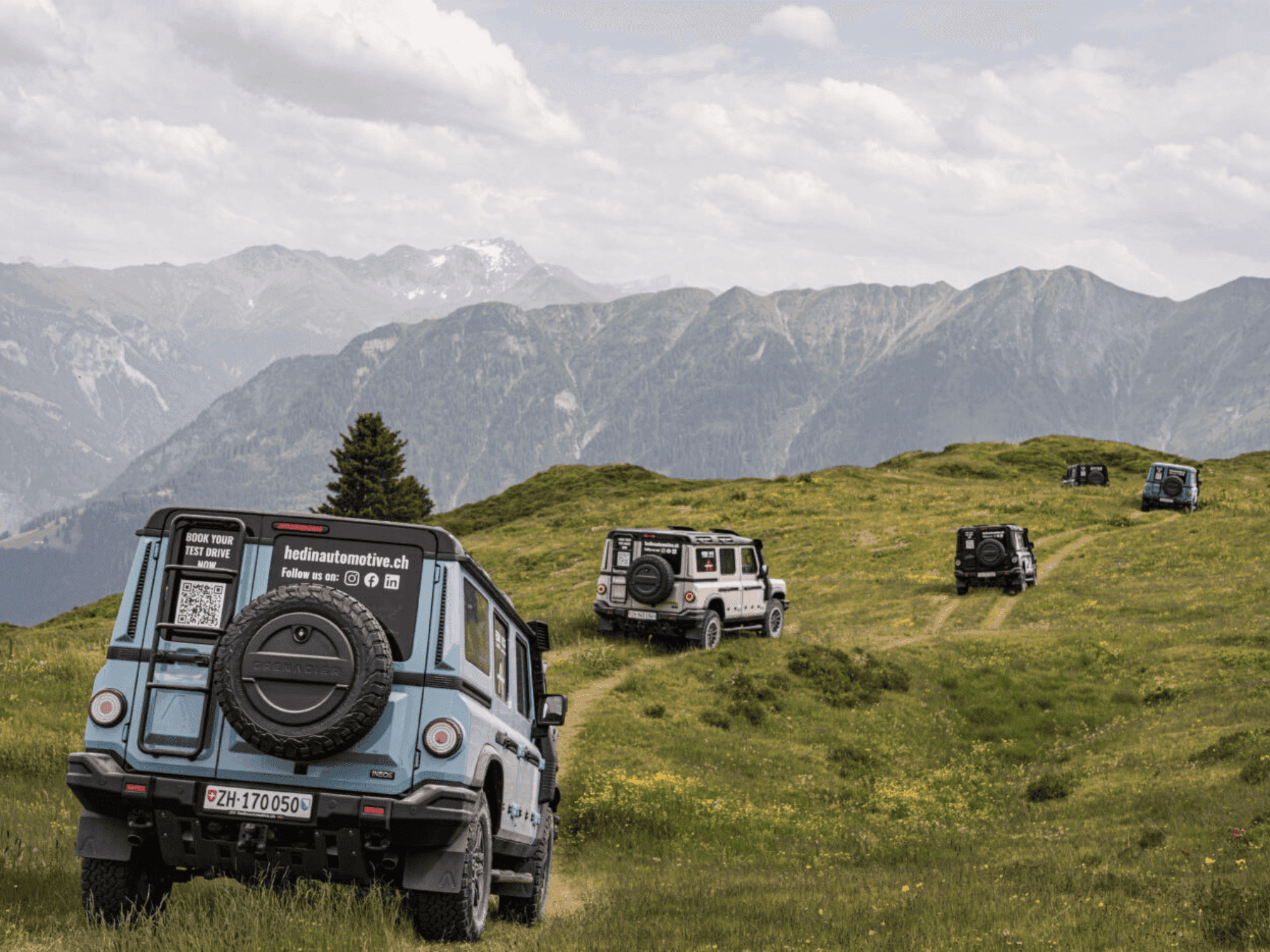 mehrere Geländewagen unterwegs