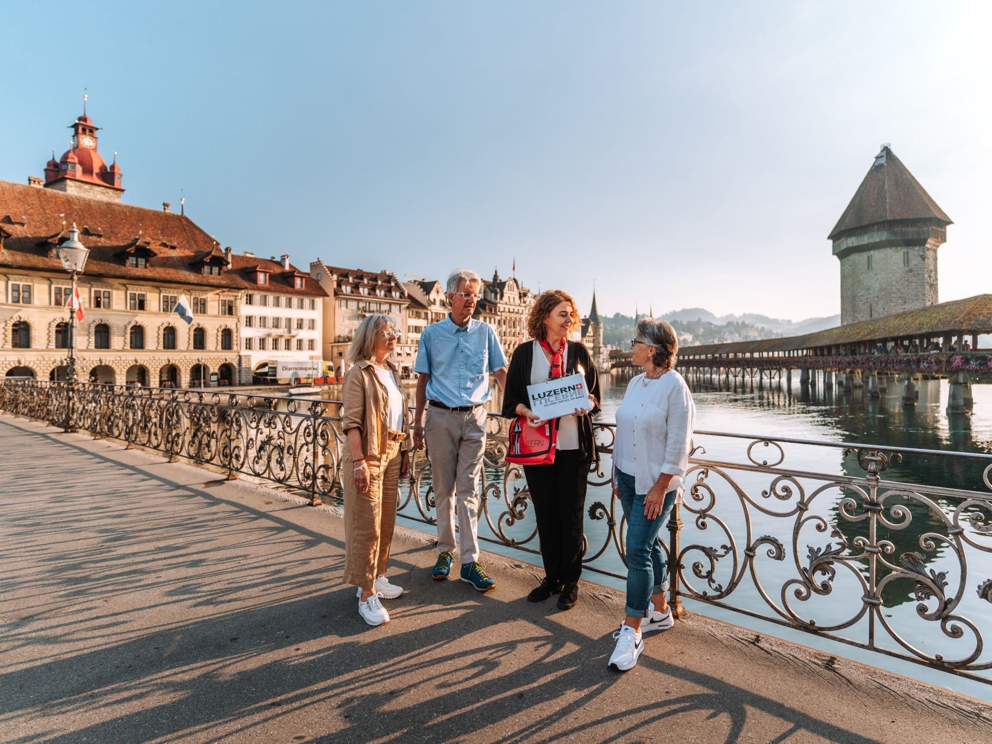 Stadtführerin mit Gruppe