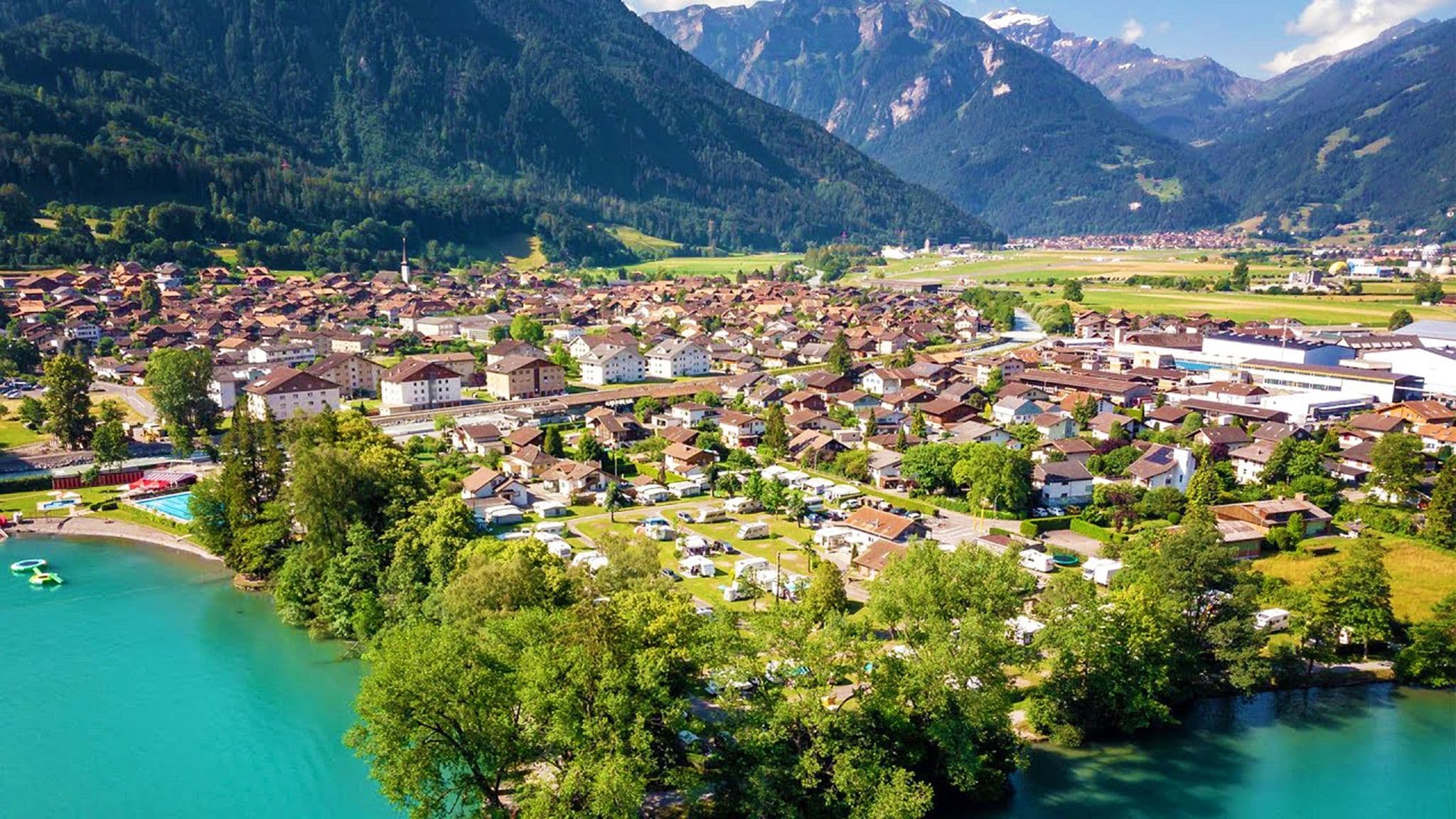 Interlaken: Overview of the picturesque village with mountains and nature in the background.