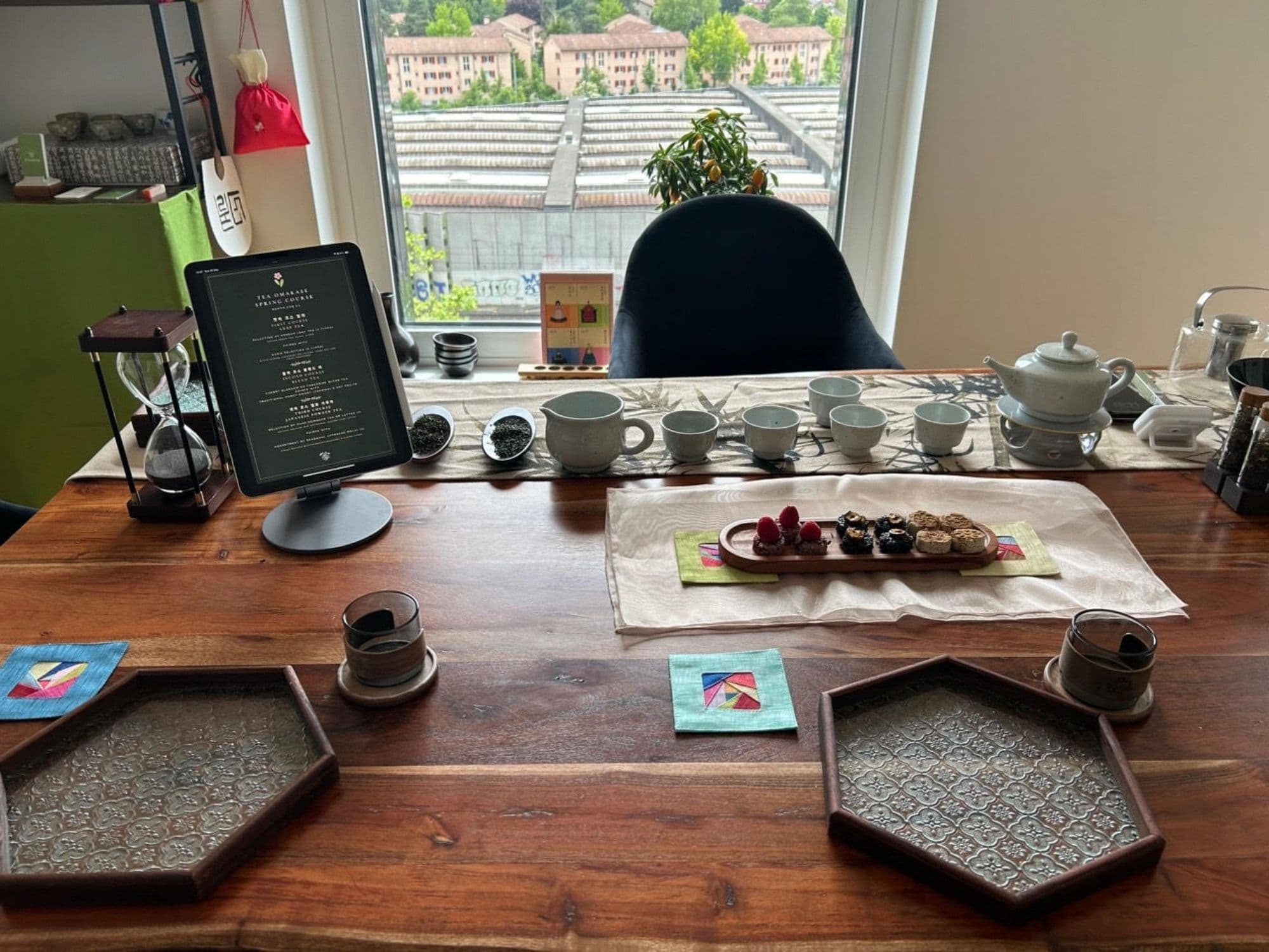 Tea Ceremony: Enjoy the relaxed atmosphere with delicious tea and snacks in an urban setting.