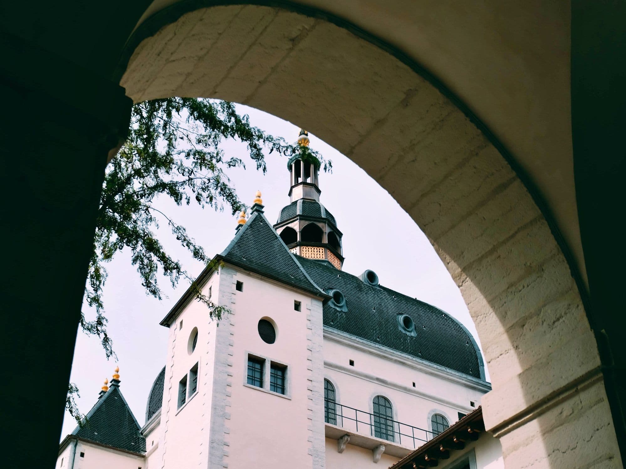 Neuchâtel: impressive architectural detail of watchmaking during a day trip