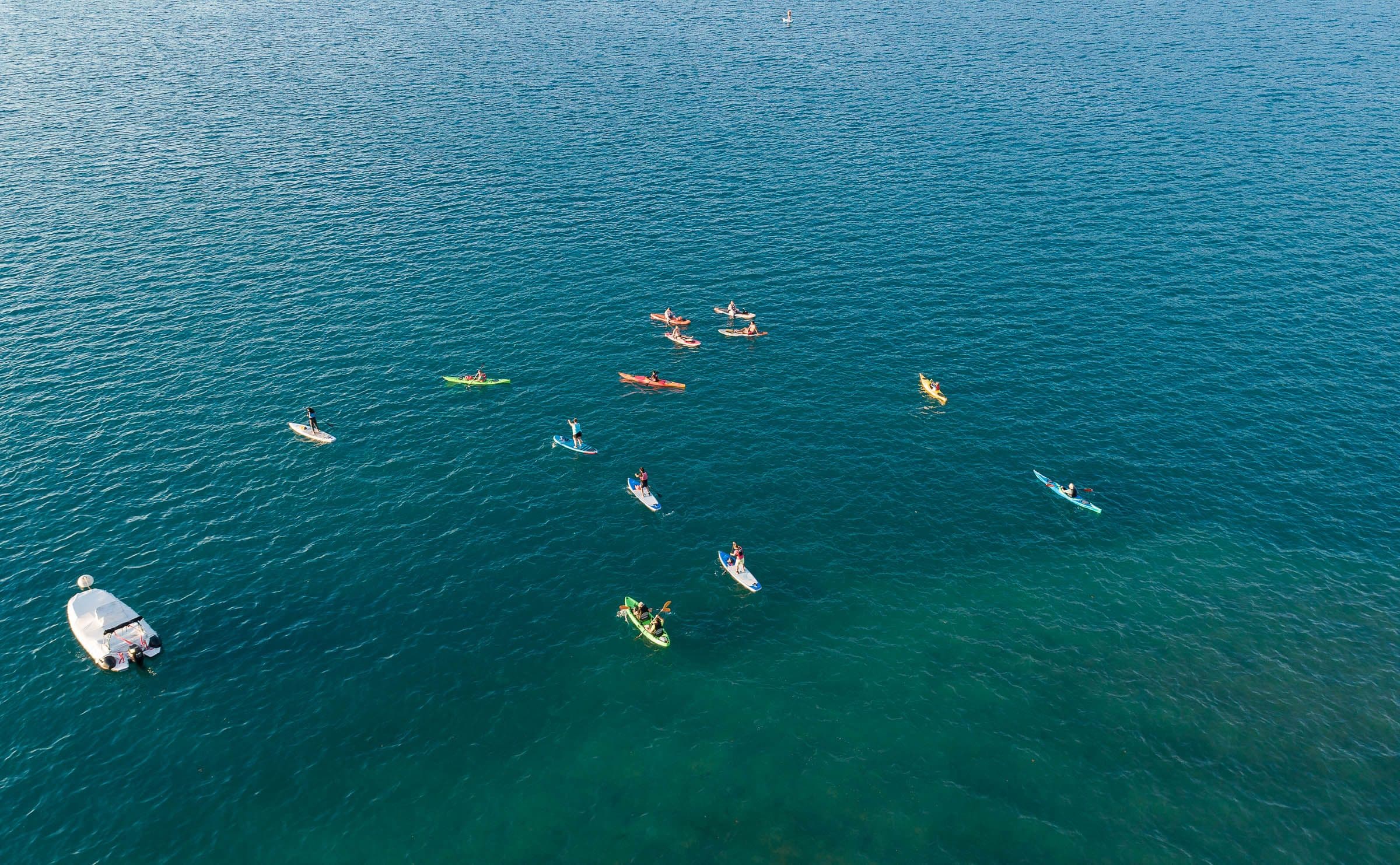 Paddleboarding on Lake Thun: Paddle with friends on the water in a picturesque setting.