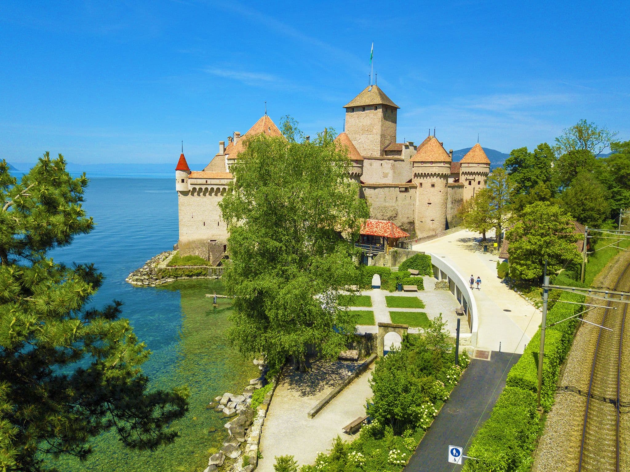 Chillon: Explore the enchanting castle on Lake Geneva with a bus and boat tour.