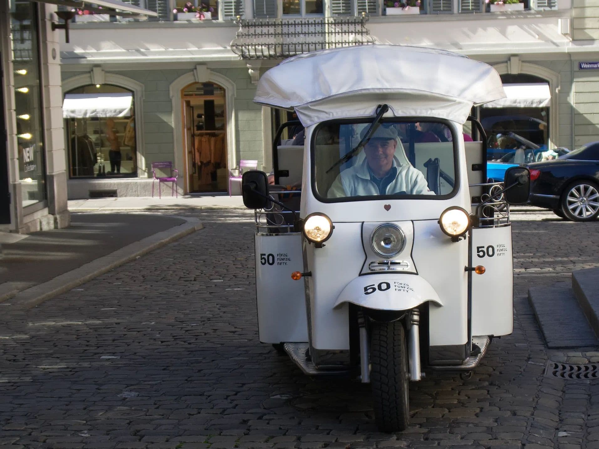 Tuk Tuk: Experience the ride with the Tuk Tuk at the wine market in a city full of adventure and culture.