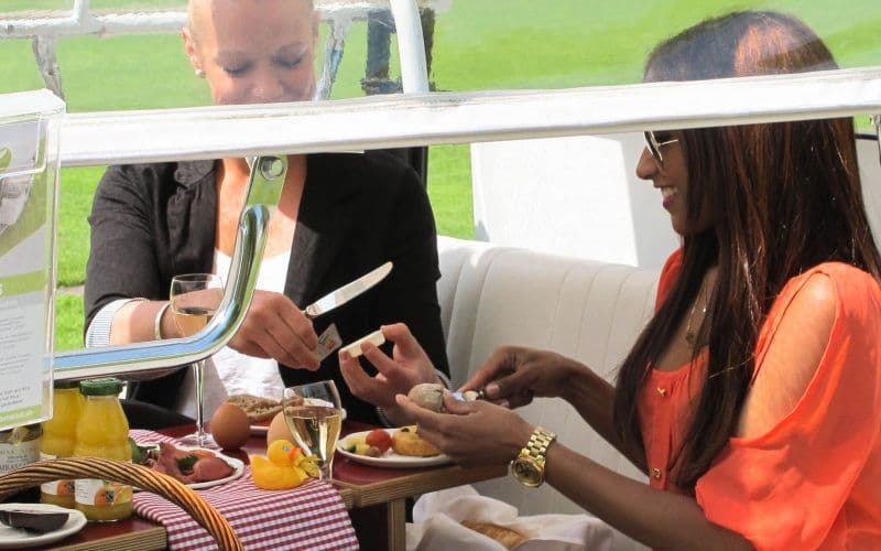 eTukTuk Brunch Zurich: Enjoy a delicious outdoor breakfast with friends in nice weather.