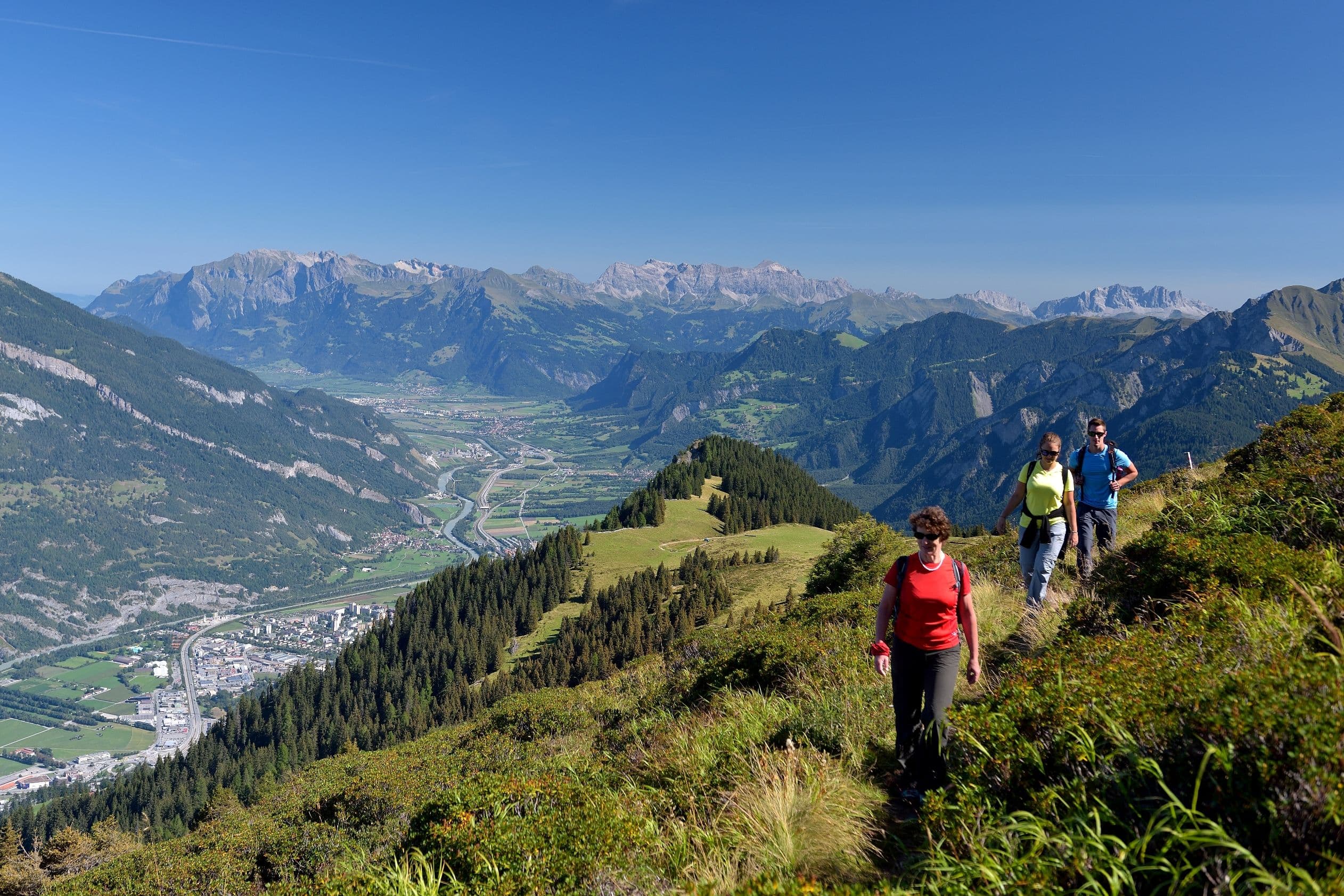 Pleasure hike Dreibündenstein in 2023, hikers walking in the mountain landscape.