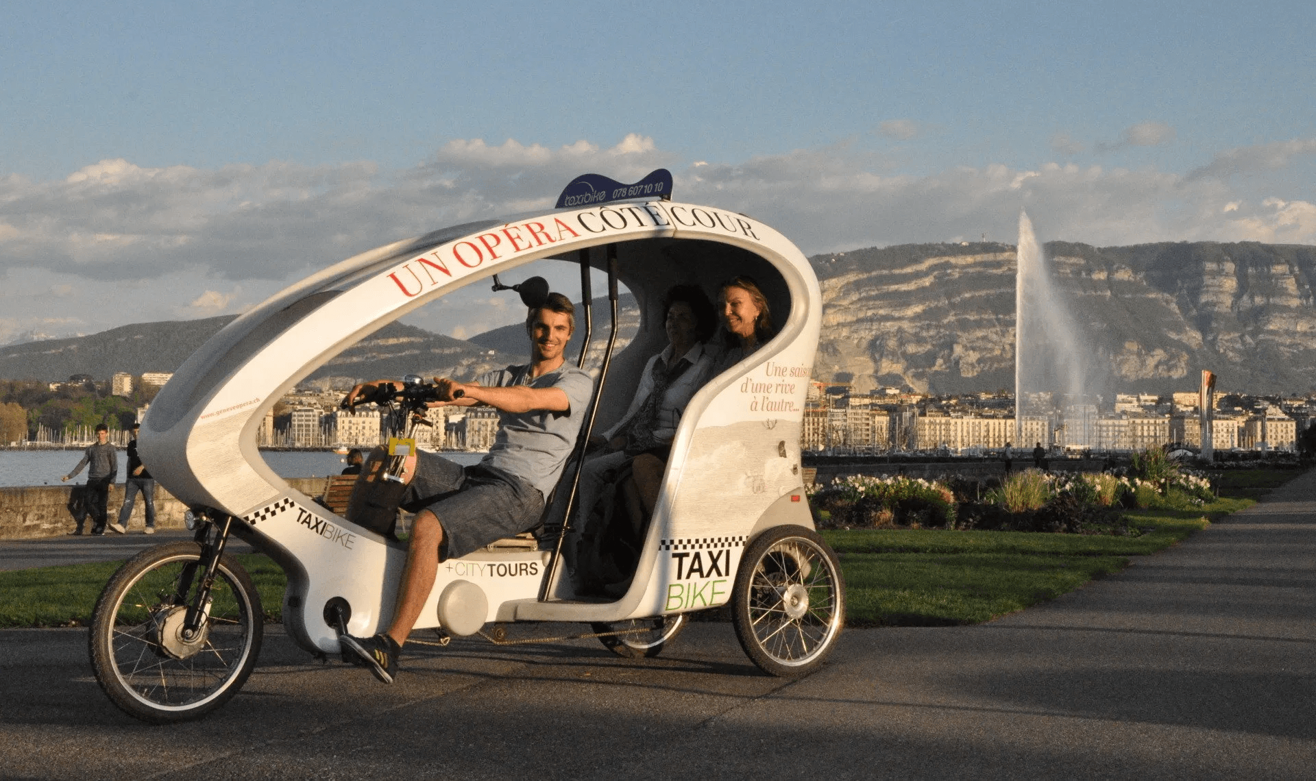 Romance: Experience a romantic velotaxi tour at the Jet d'eau in Geneva with beautiful views.