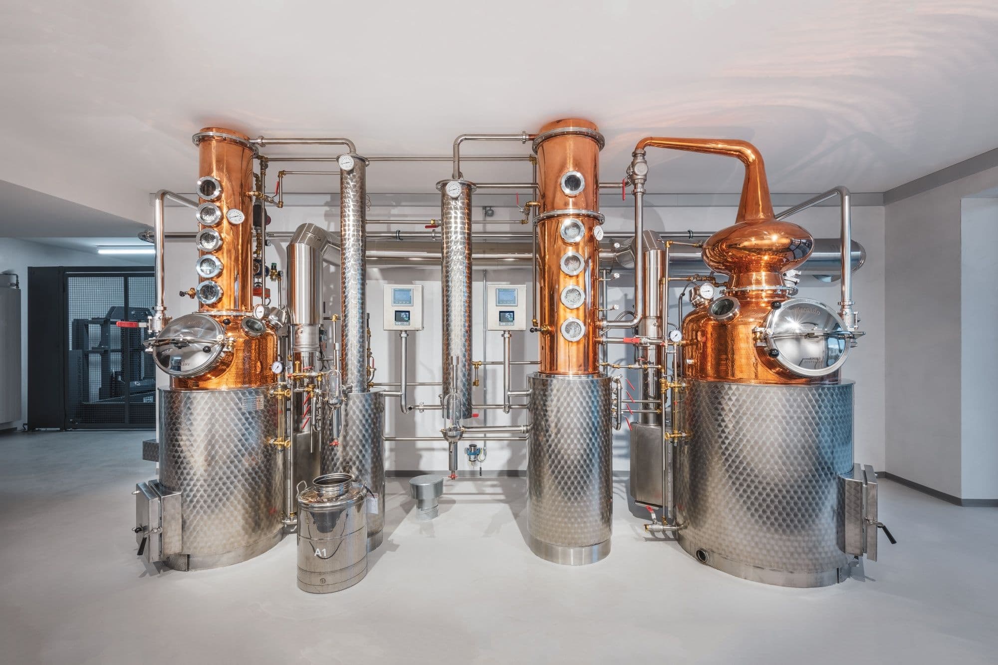 Macardo Distillery: Modern distillery with copper facilities and stainless steel; an ideal destination for spirits enthusiasts.