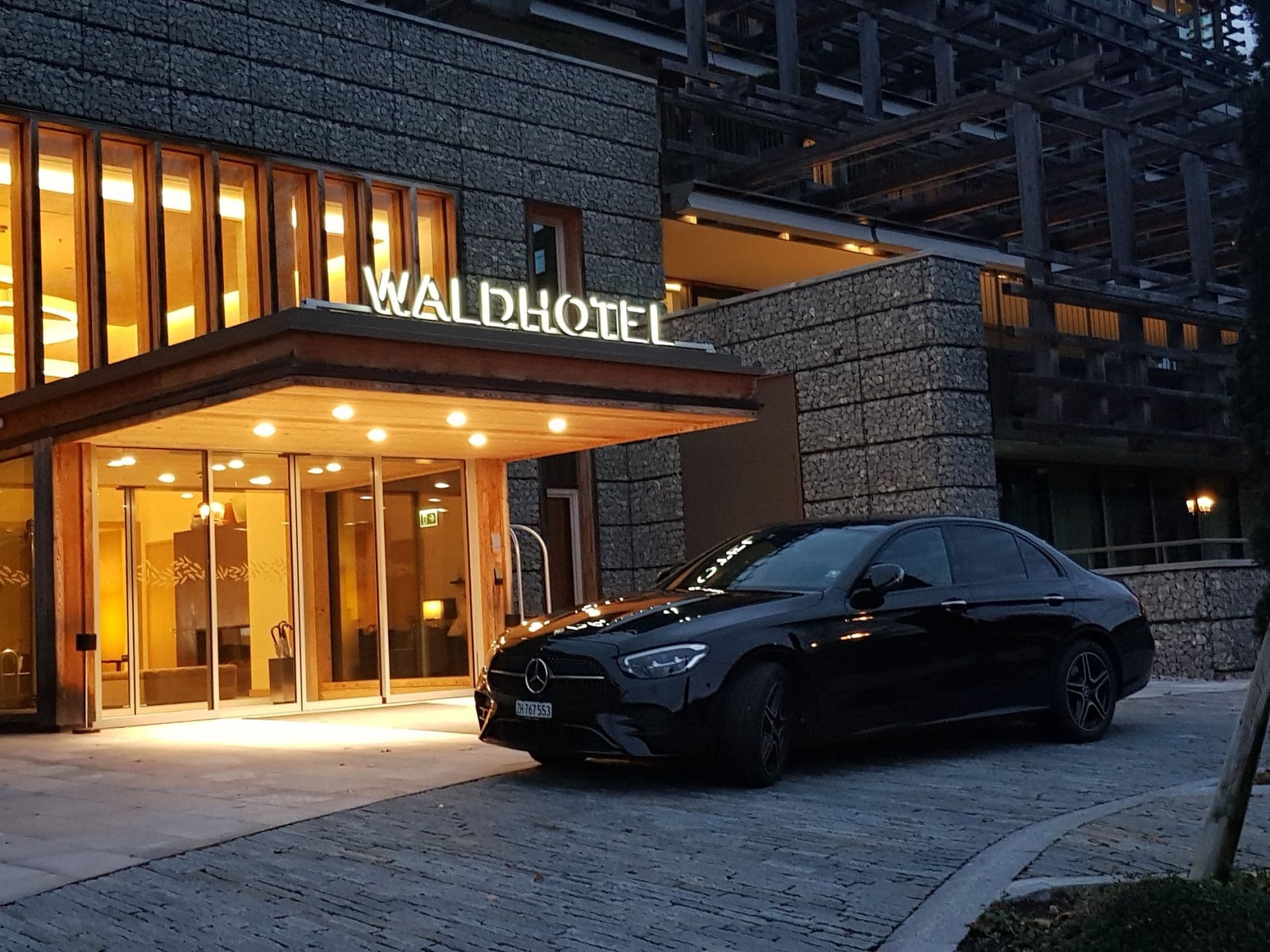 E-Class: Luxurious transfer at the Waldhotel Zurich with comfortable vehicle and elegant ambiance.