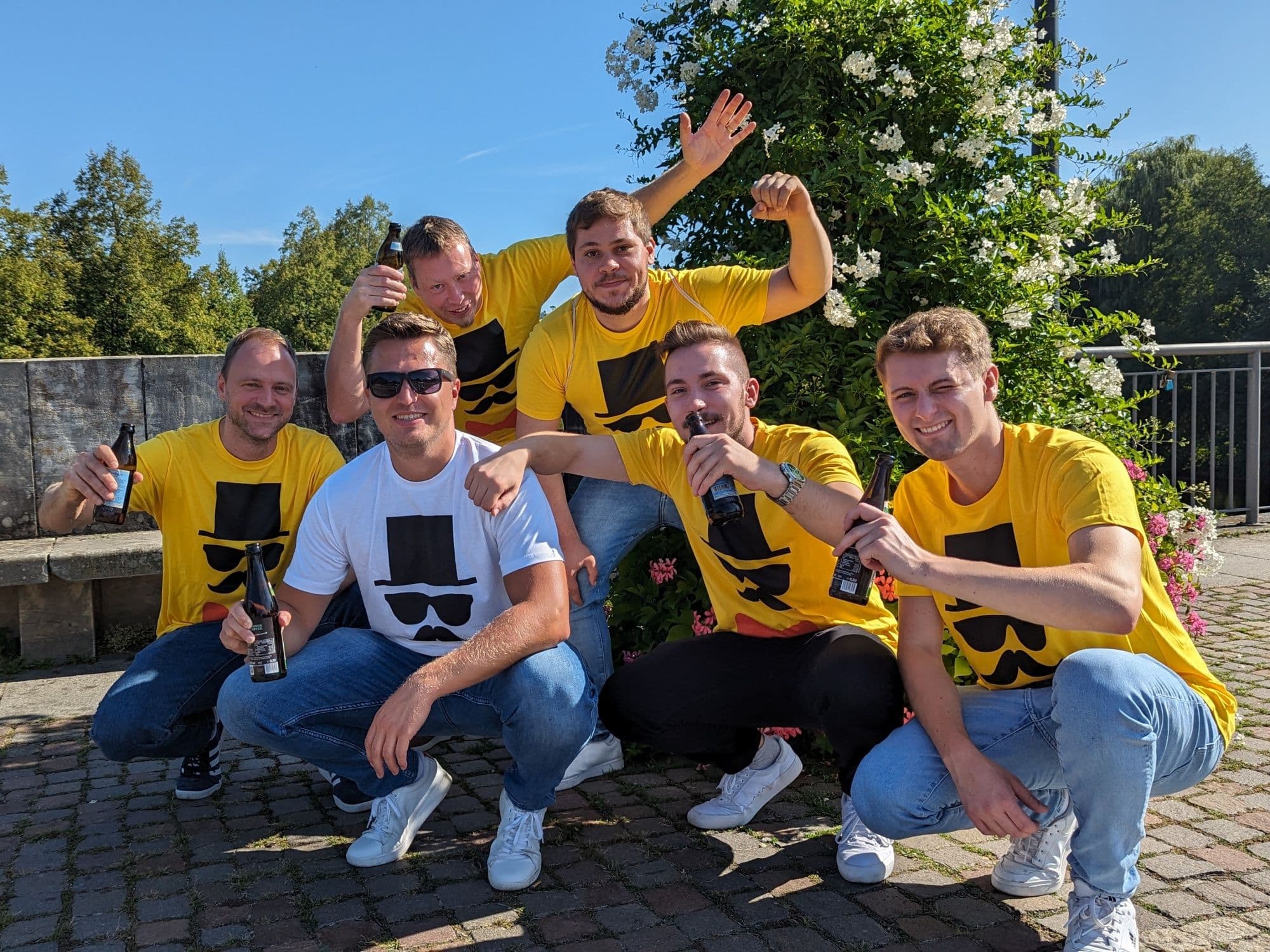 Teambuilding: Celebrate the groom outdoors with fun activities and matching outfits with friends.