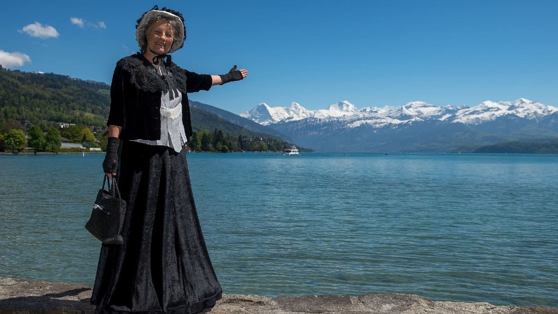 Thun Panorama Tour with Julia in historical clothing at Lake Thun, view of the Alps.