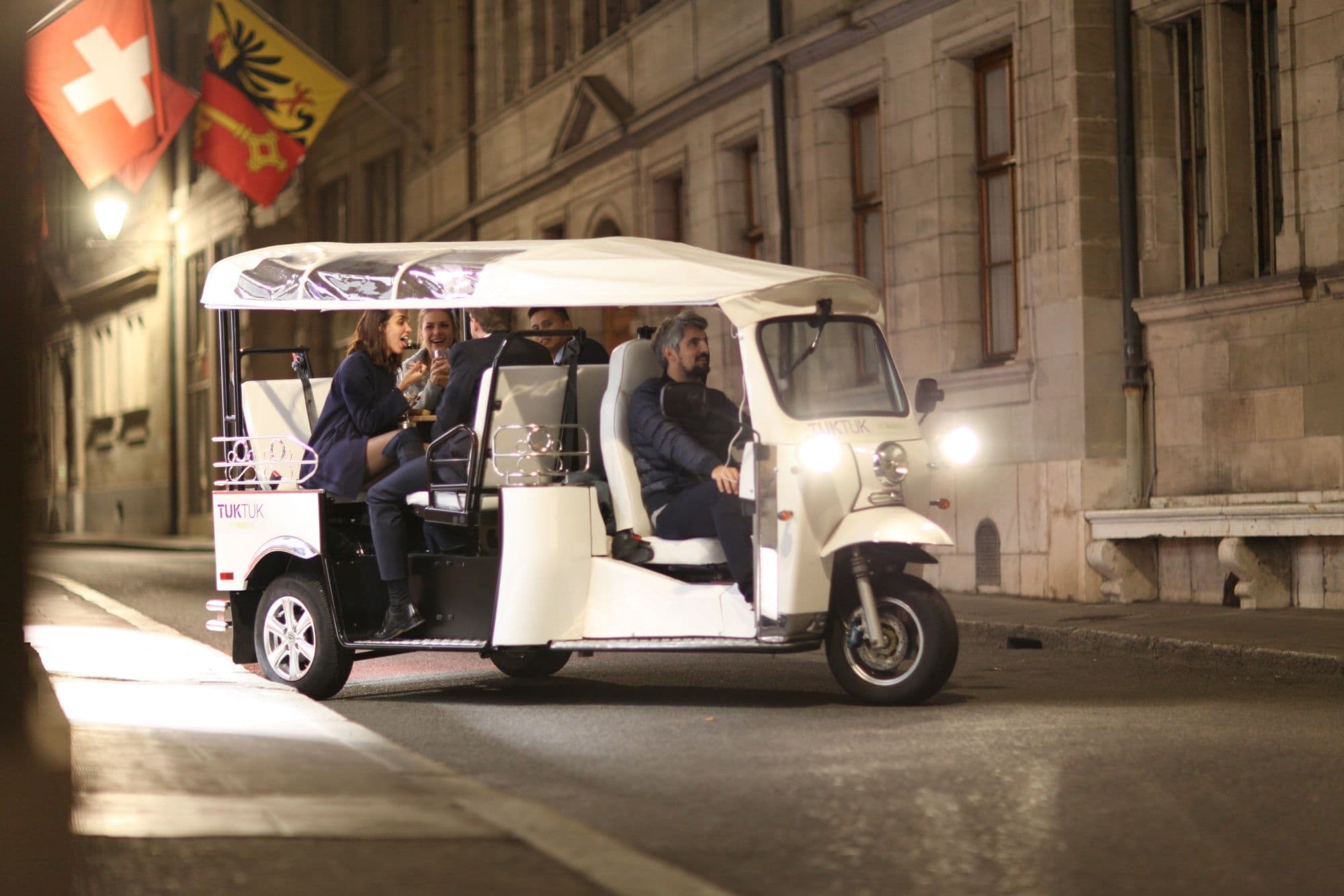 Art tour in Geneva by bike taxi with city tour and beautiful sights