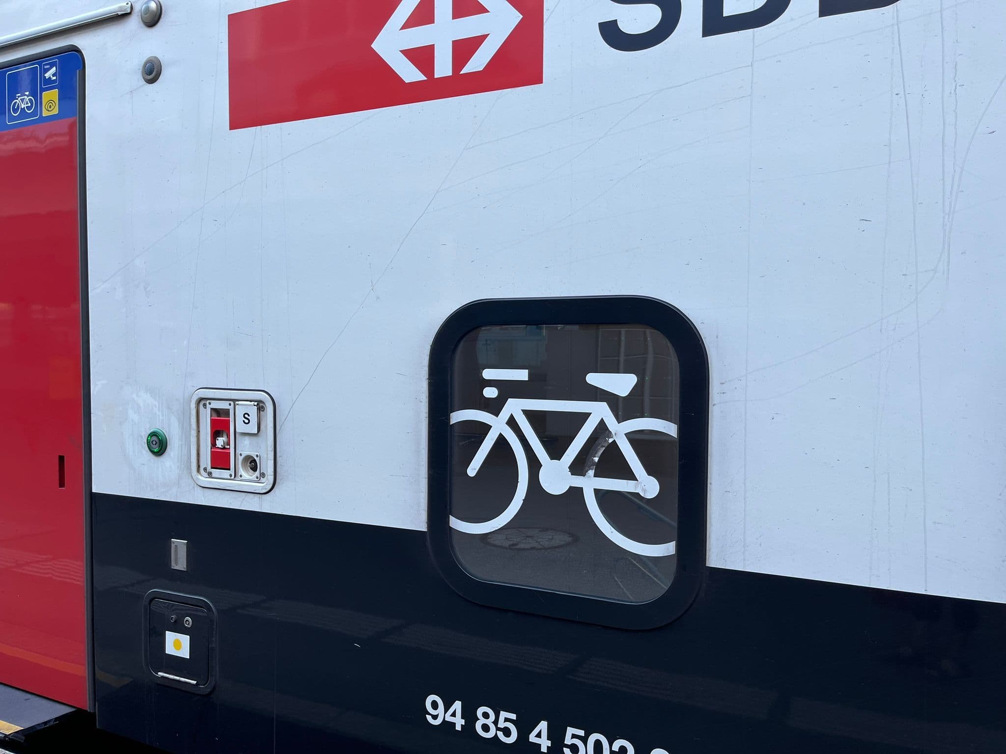 Bicycle: Bicycle symbol on train, ideal for cyclists and traveling by train. Connection between nature and mobility.