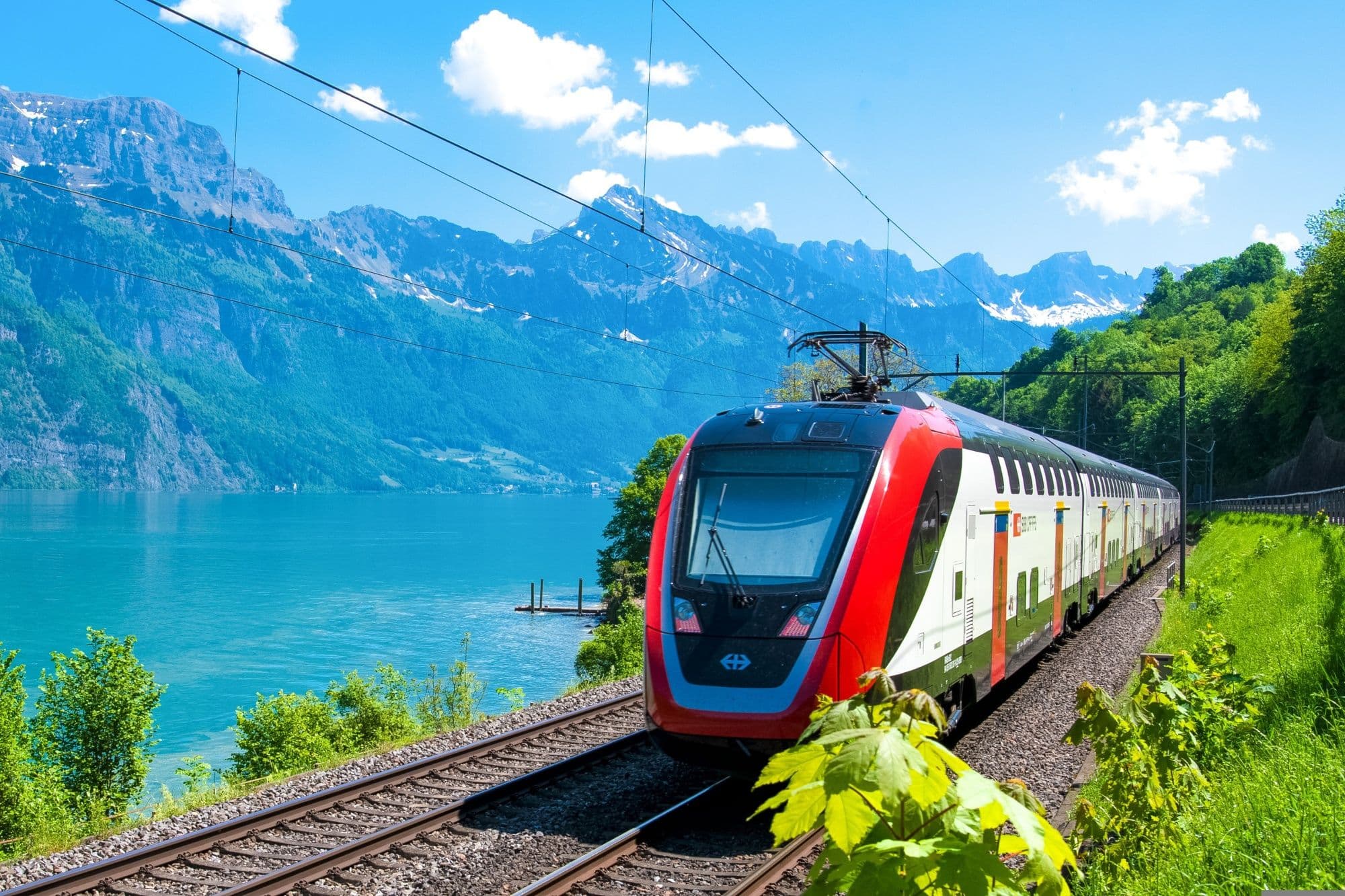 Zug am Walensee: Picturesque route with mountains, lake, and green landscapes in Switzerland