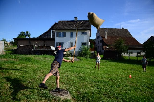 Highland Games: Sack throwing on the lawn, participants in sportswear