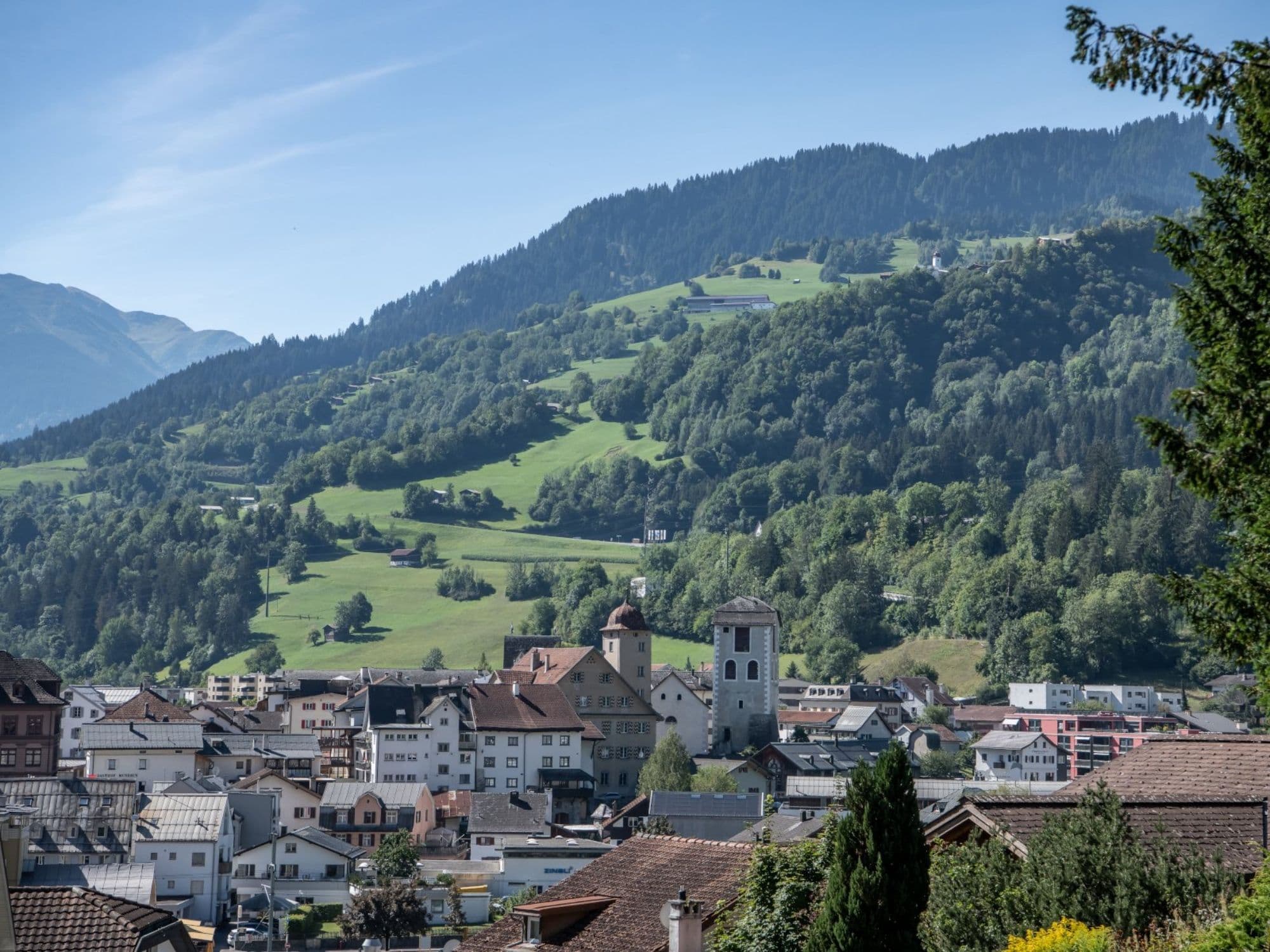 City tour in Ilanz: Discover the picturesque old town, landscape, and historic buildings.