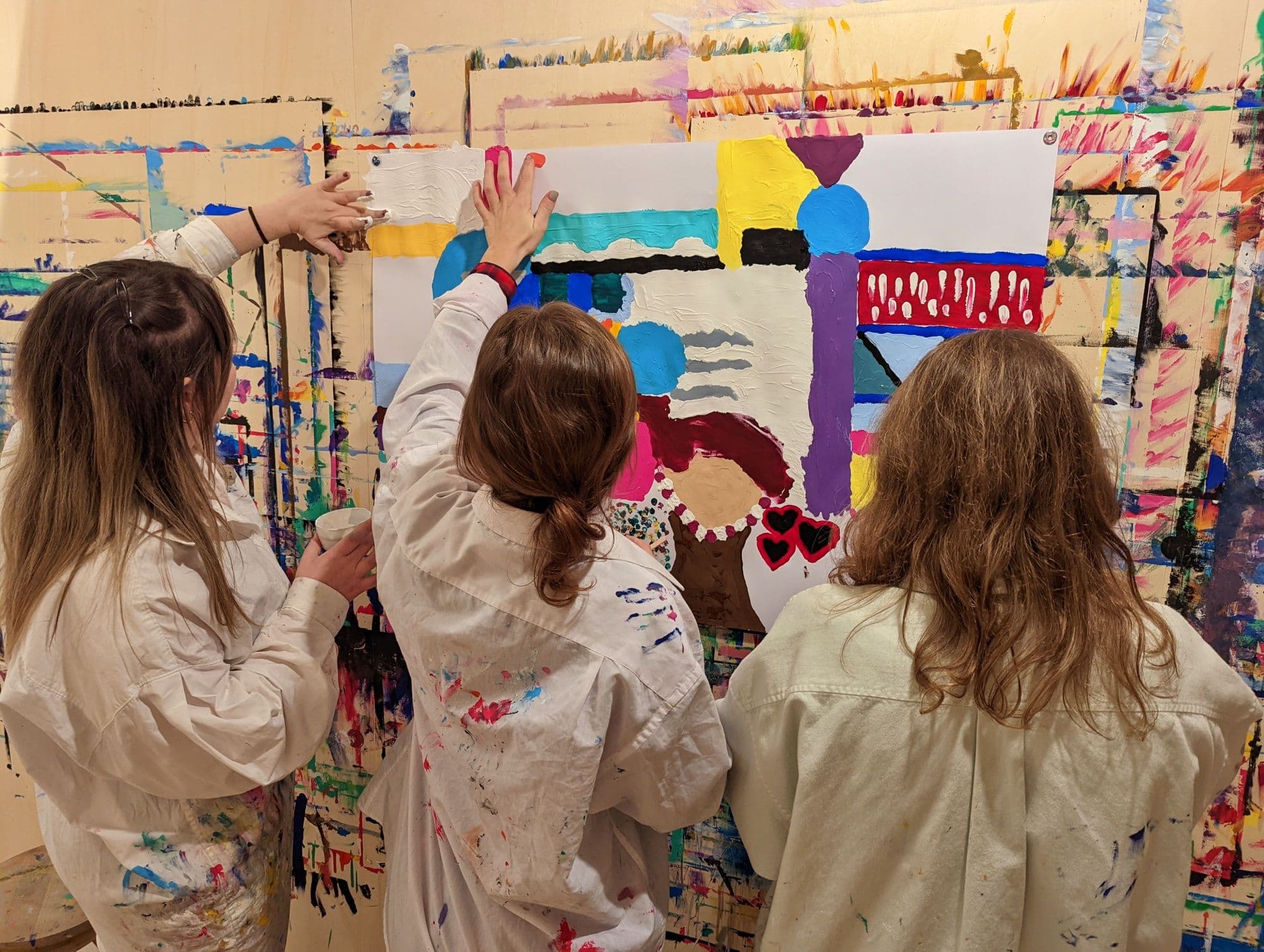 Malort: Creative activity with a team while painting together in an inspiring space.