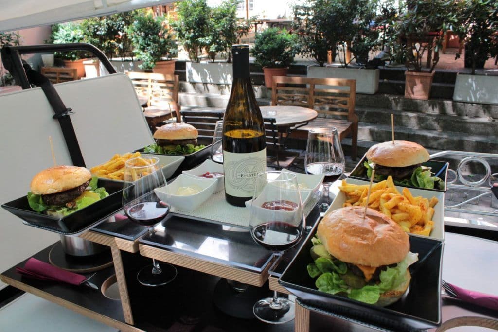 Burger tuk with sides and wine in Zurich 7